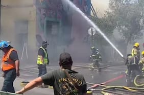Incendio en Santa Elvira con San Francisco mantiene operativo de Bomberos en Santiago Centro