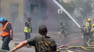 Incendio en Santa Elvira con San Francisco mantiene operativo de Bomberos en Santiago Centro