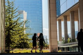 Desempleo femenino juvenil superó el 28% en el trimestre febrero-abril y Administración pública fue el sector que más destruyó empleo