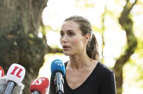 La primera ministra finlandesa se disculpa por foto de un fiesta en su residencia oficial