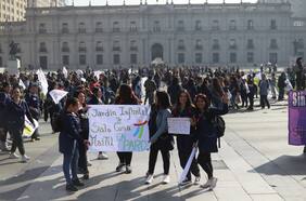 Parvularias y funcionarias de jardines infantiles se manifiestan afuera de La Moneda