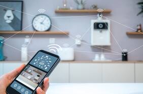 Siete electrodomésticos que puedes controlar desde tu teléfono (aunque no estés en casa)