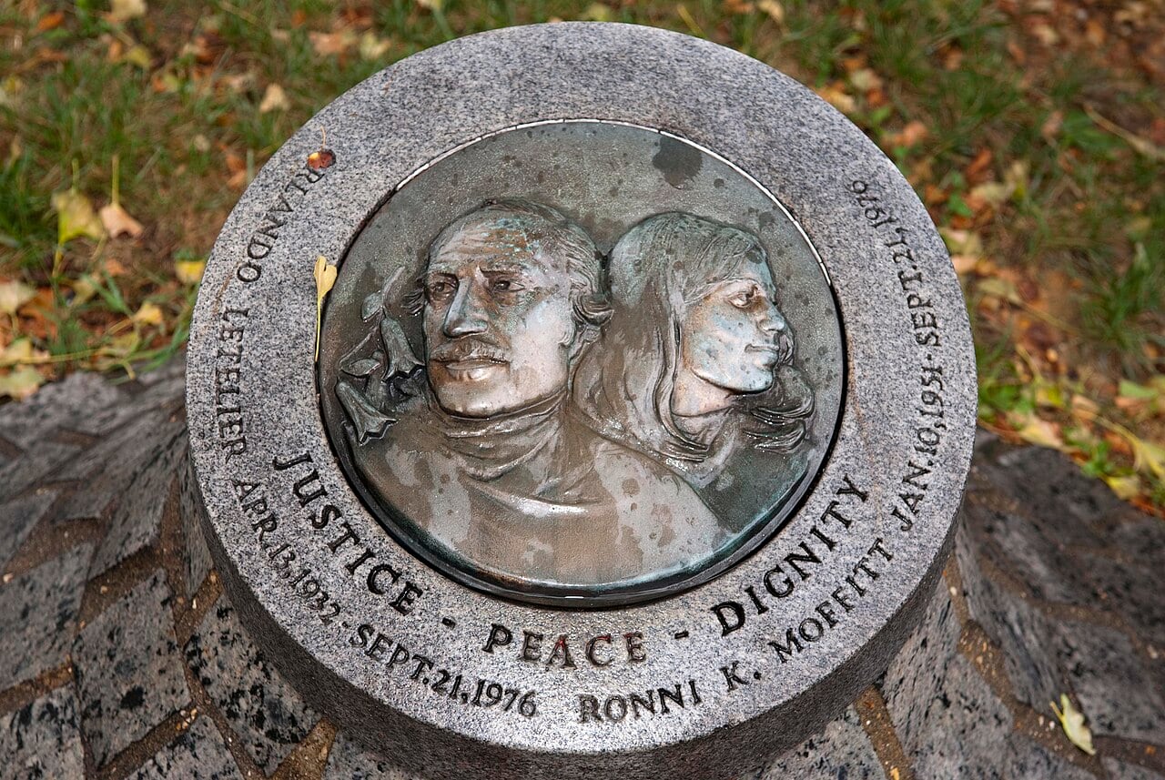 Memorial que recuerda a Orlando Letelier y Ronni Moffitt en el lugar donde fueron asesinados, en la rotonda Sheridan Circle, en el centro de Washington D.C.
