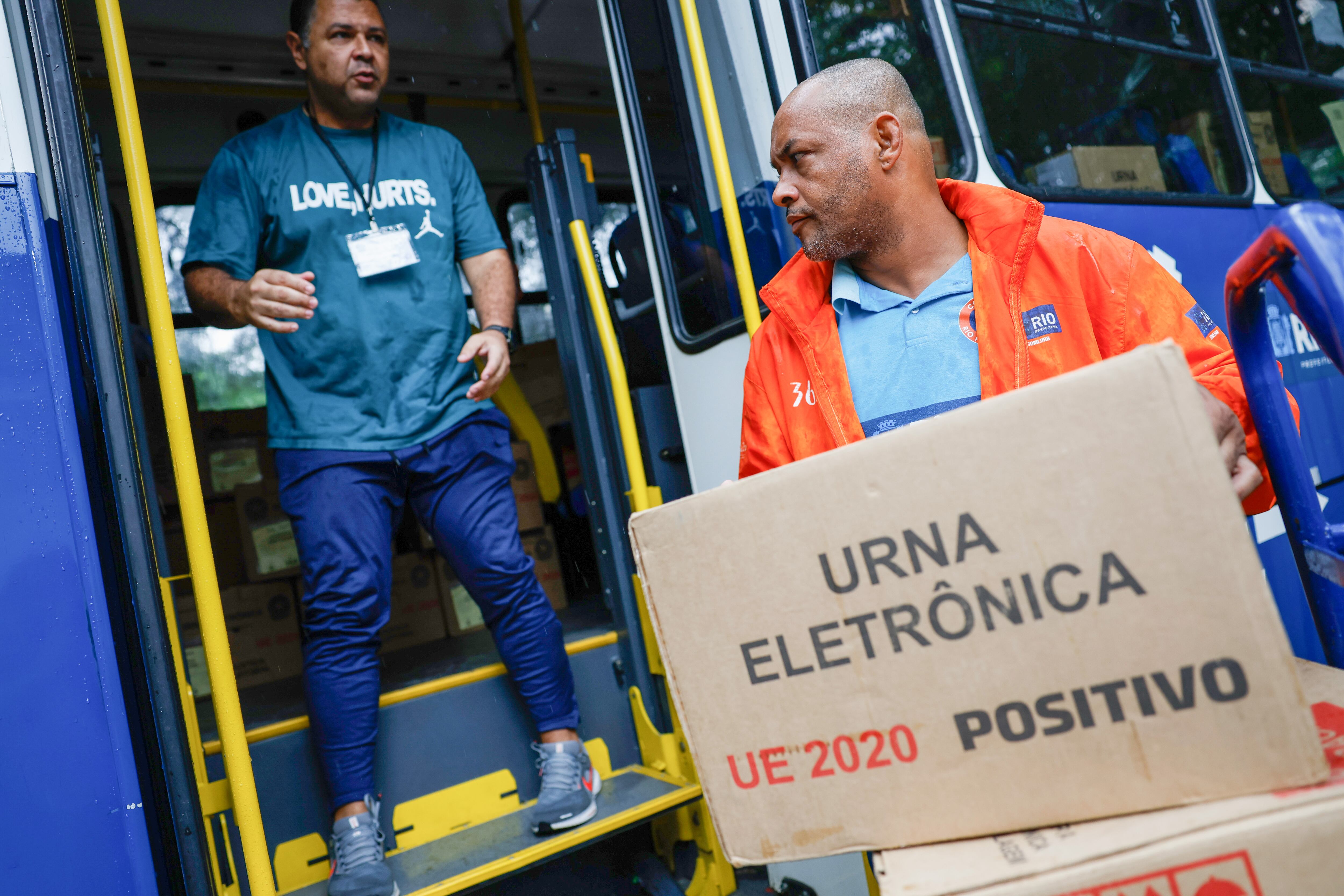 Distribución de las urnas electrónicas a los centros de votación desde el Centro Electoral del Jardín Botánico, en Río de Janeiro. Foto: Fernando Frazão/Agência Brasil