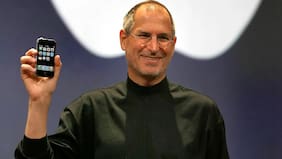 Cómo es el nuevo accesorio del iPhone firmado por el diseñador de la icónica polera de Steve Jobs