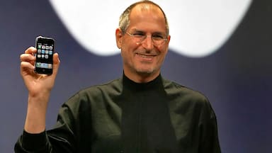 Cómo es el nuevo accesorio del iPhone firmado por el diseñador de la icónica polera de Steve Jobs