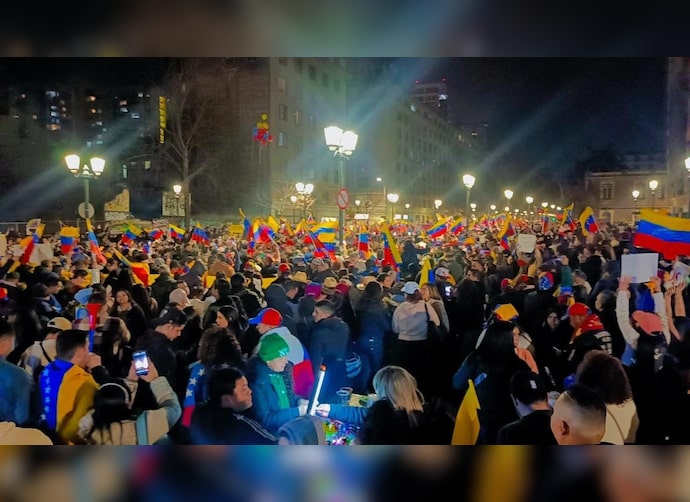 Al menos mil venezolanos residentes en Chile se concentraron en el Paseo Bulnes en repudio al presunto fraude electoral en las pasadas elecciones presidenciales. Foto: @convzlaenchile