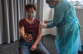 ‘Vaxxie’, la moda de tomarse un selfie mientras te vacunan: ¿por qué nos gustan estas fotos?