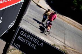 ¿Gabriela Mistral, Santa María o Fresia? Sólo el 36% de las calles en Chile tiene nombre de persona y el 5,4% es de mujer