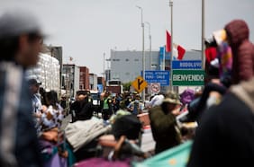 Arremetida migratoria de Perú eleva tensión en la frontera norte y gobernador exige presencia de Boric