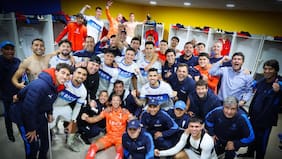 La eufórica celebración del camarín de la UC tras la victoria ante Boca Juniors en La Bombonera por la Libertadores