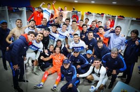 La eufórica celebración del camarín de la UC tras la victoria ante Boca Juniors en La Bombonera por la Libertadores