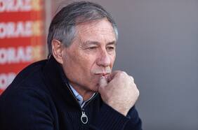 La curiosa comparación de Holan sobre la cancha del Santa Laura: “Si tenemos un perrito chihuahua y le pateamos la cabeza, lo vamos a matar”