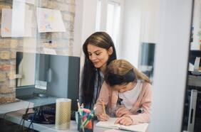 Consejos de mamás fundadoras para equilibrar el liderazgo en sus empresas y el cuidado de sus hijos