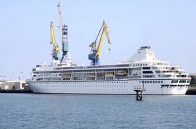 Un viaje por 147 países, 425 destinos y precios millonarios: qué pasó con el lujoso crucero que iba a dar la vuelta al mundo y está varado en Irlanda