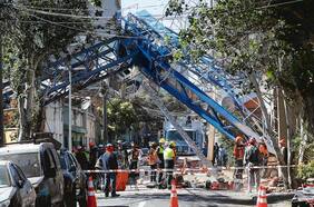 Indagan responsabilidades por grúa que se desplomó sobre dos viviendas en Independencia