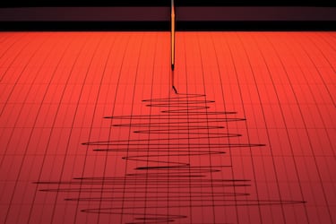 Sismo de magnitud 7,4 afecta a la costa de Indonesia: SHOA descarta alerta de tsunami para Chile