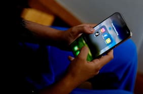 “Ya no es natural llamar”: así es cómo hemos cambiado de la mano de un teléfono y las redes sociales