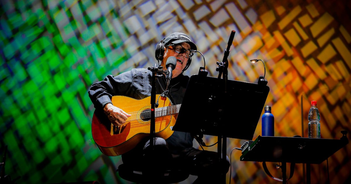 Silvio Rodríguez emociona al Movistar Arena con sus clásicos y su vigencia
