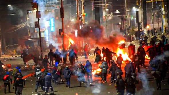 Escala crisis en Bolivia: Bloqueos a La Paz cumplen dos semanas y presidente colombiano se ofrece a mediar