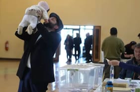 Presidente Boric llega a votar junto a su hija Violeta en Punta Arenas
