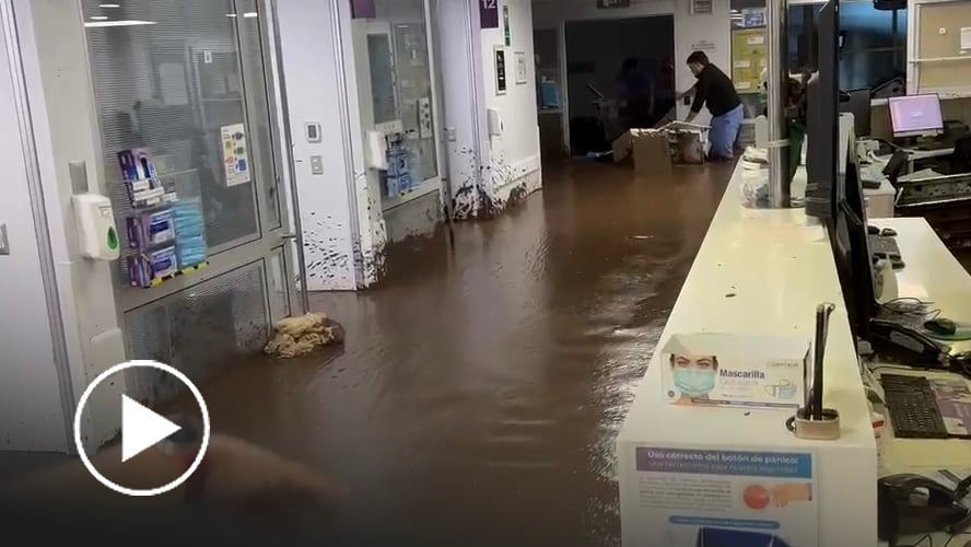 Captan servicio de urgencias de la Clínica UC totalmente inundado por aluvión en Las Condes
