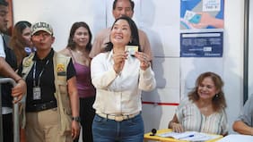 Keiko Fujimori lidera escrutinio oficial mientras espera definición de rival para el balotaje
