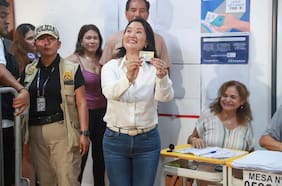 Keiko Fujimori lidera escrutinio oficial mientras espera definición de rival para el balotaje