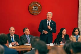 “Un saludo a la bandera”: alcaldes de oposición dicen salir “decepcionados” de reunión con Kast en La Moneda