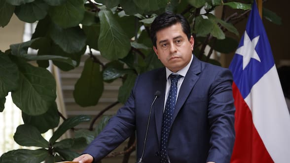 Socialismo Democrático toma represalias contra senador Araya (PPD) y lo remueve de la Comisión de Constitución