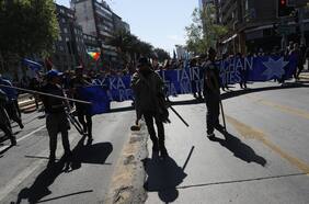 Carabineros reporta desórdenes en marcha del día de Encuentro de Dos Mundos en el centro de Santiago