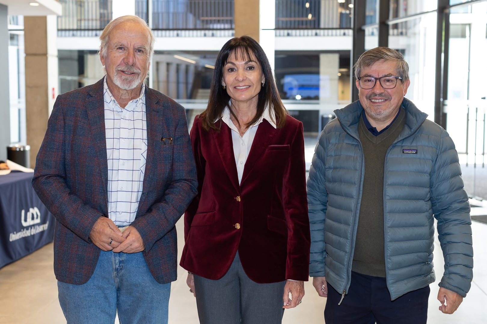 Fernando Paulsen, exdirector de La Tercera; Carolina Mardones, decana de la Facultad de Comunicaciones UDD, y Luis Álvarez, exeditor de Informaciones de La Tercera.