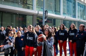Americup Femenina Chile 2025: seleccionadas irrumpen en el centro de Santiago para jugar básquetbol con la gente