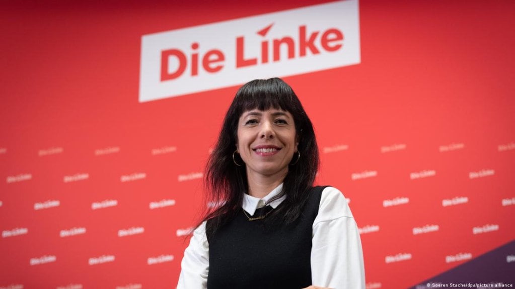 Elif Eralp posa frente a una gigantografía de Die Linke. Foto: Archivo