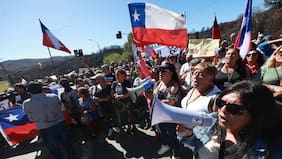 Vecinos protestan por lenta reconstrucción en zonas afectadas en el incendio de Penco