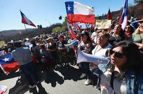 Vecinos protestan por lenta reconstrucción en zonas afectadas en el incendio de Penco