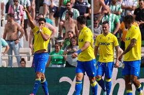 Dos expulsados y un penal: la inmadurez le pasa la cuenta al Betis en su derrota ante el Cádiz