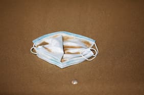 Fact Checking: ¿Son reciclables las mascarillas? ¿Existe una cápsula del tiempo del Covid-19?