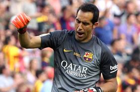 “No, ya está retirado”: la posibilidad de que Claudio Bravo regrese al Barcelona para reemplazar a Ter Stegen divide en España