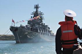 Buque insignia de Rusia en el Mar Negro se hunde después de que Ucrania reivindicara un ataque con misiles
