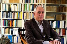 Robert Darnton: “La desinformación debe combatirse con un flujo libre de información que exponga las falsedades”