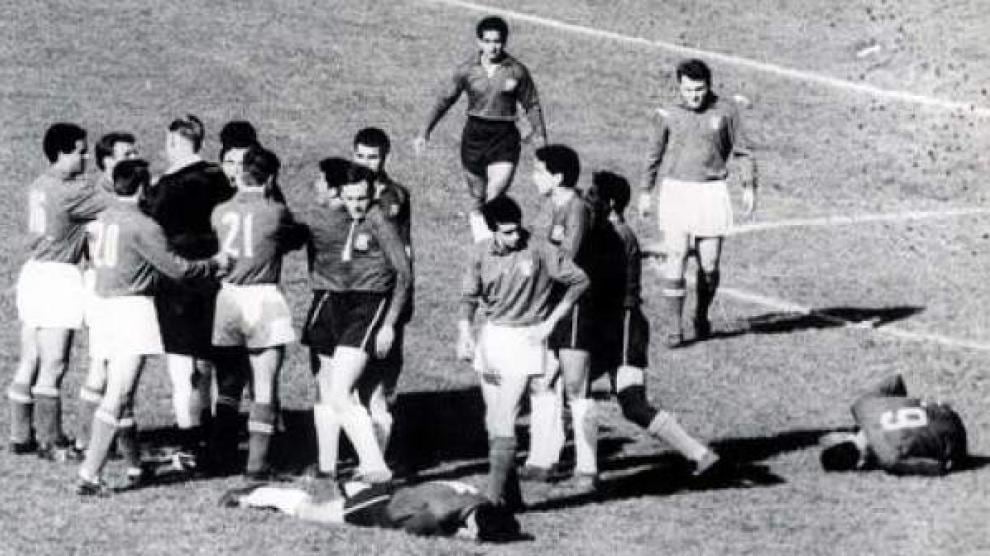 "Analfabetismo y alcoholismo": el informe de la prensa italiana sobre Chile que provocó la histórica Batalla de Santiago