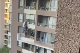 Providencial salvada: video muestra cómo PDI y sospechoso por poco caen desde noveno piso durante operativo en Santiago