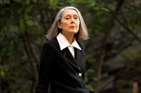 Anne Carson y la compleja historia tras la traducción chilena de La belleza del marido