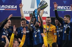 Ya son 22: Vidal se erige como el futbolista chileno con más títulos