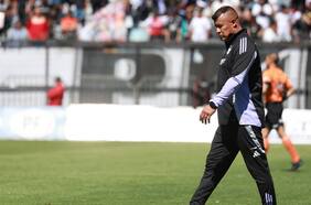 Almirón le resta importancia a la caída de Colo Colo: “Estos momentos duros son para gente dura”