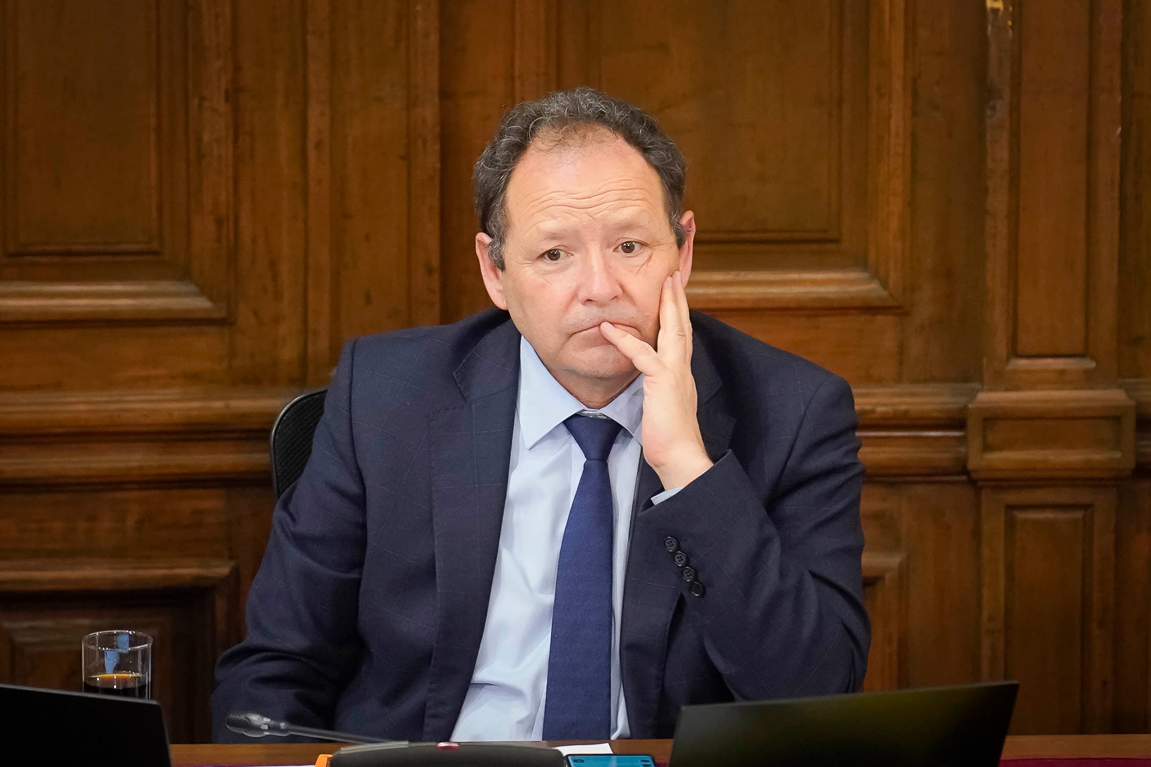 La contracampaña y sospechas que acechan las chances de Rojas para llegar a la secretaría del Senado