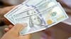Dólar retrocede desde máximos de un año y el petróleo también se repliega