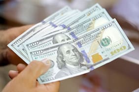 Dólar retrocede desde máximos de un año y el petróleo también se repliega