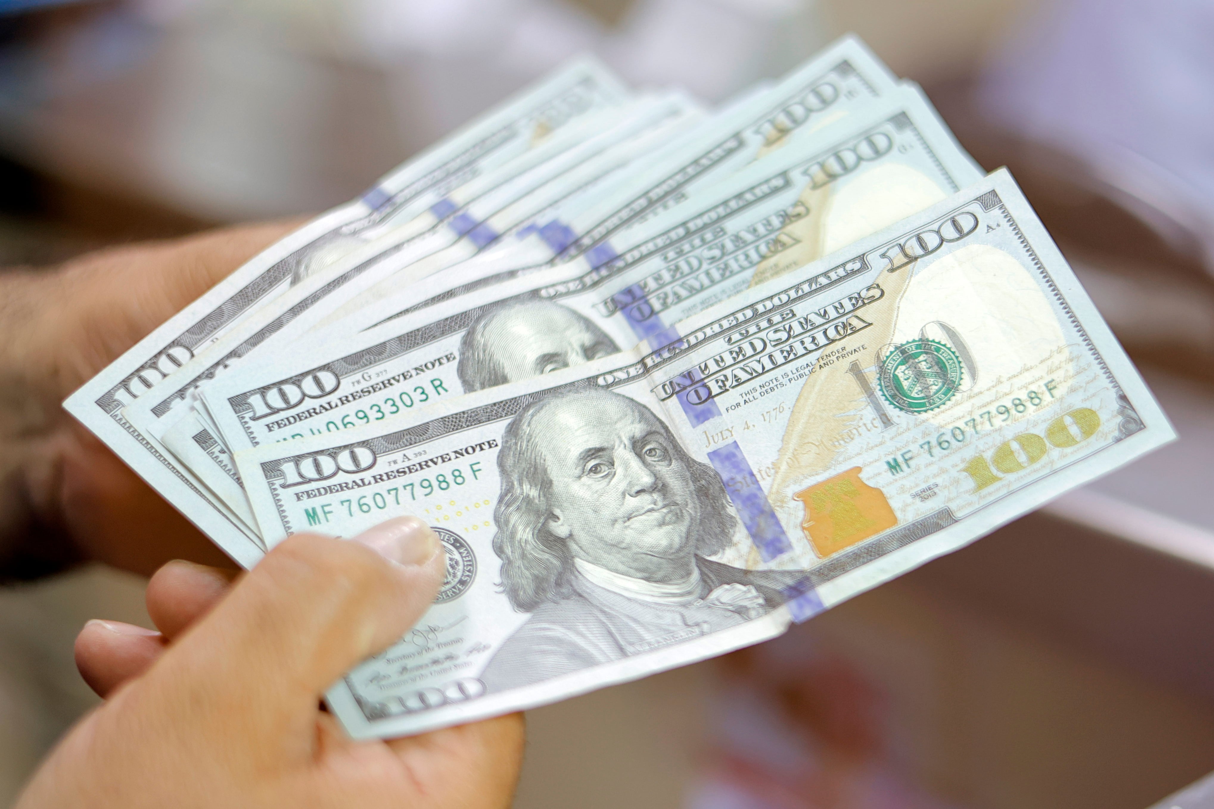 Dólar retrocede desde máximos de un año y el petróleo también se repliega